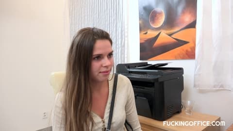 Sarah Smith folla en una escena de chaturbate parejas en la oficina